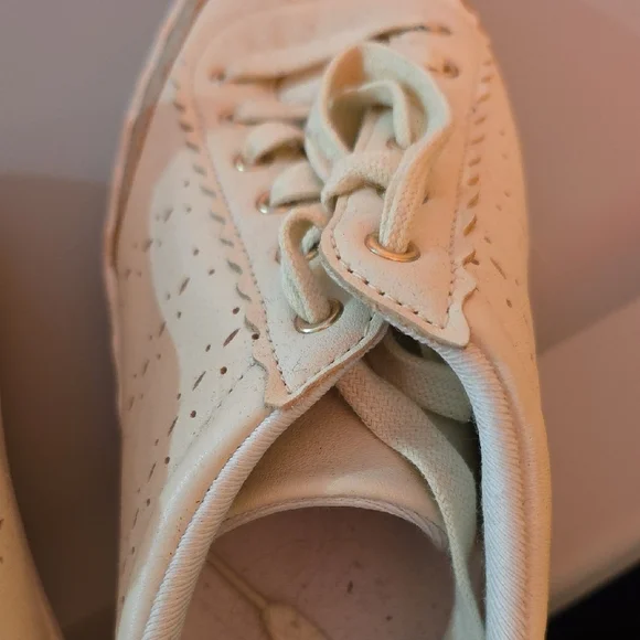 Vince Camuto Cream and Gold Sneakers - Picture 6 of 9